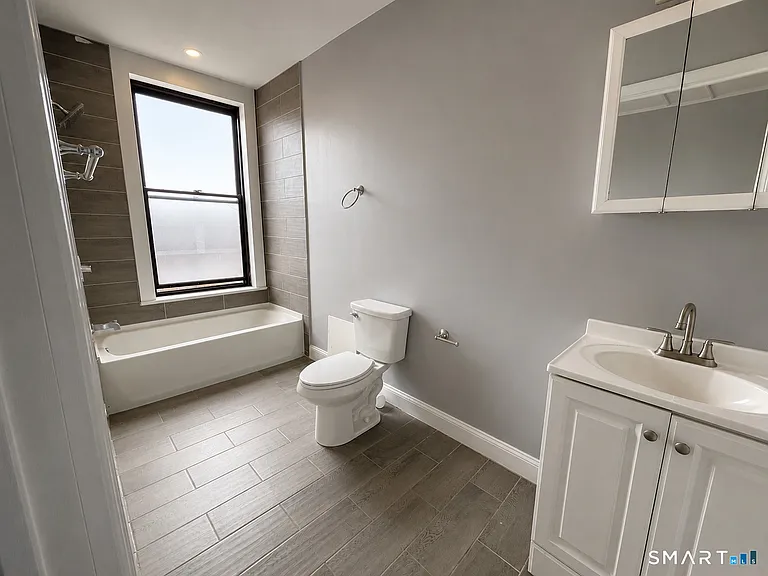 460 Main St #13 — Photo 4