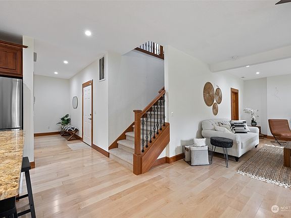 5th image of 3565 Sunset Drive W