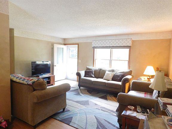 4th image of 40 Candleberry Dr