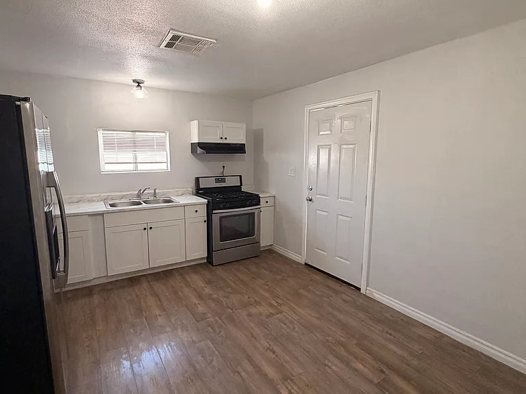 915 W 14th Ave — Photo 5