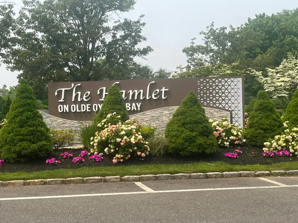 133 Carriage Ln, Plainview, NY 11803