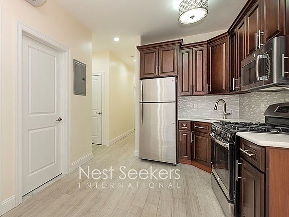 3rd image of 3117 Steinway St #2