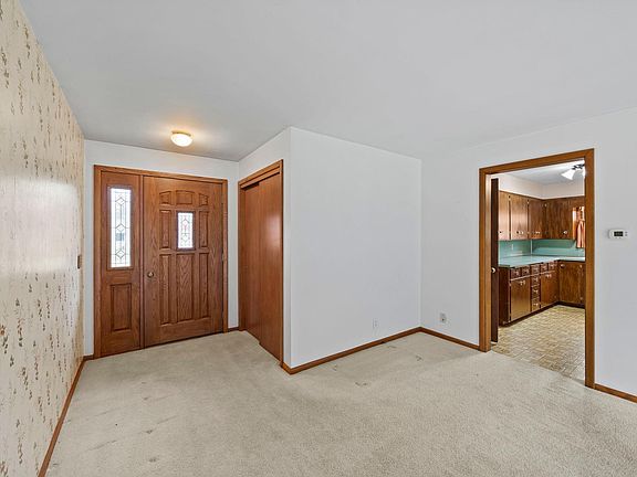3rd image of 825 Spruce St NE