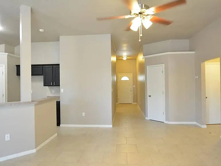 2717 Greenbriar Ct — Photo 4
