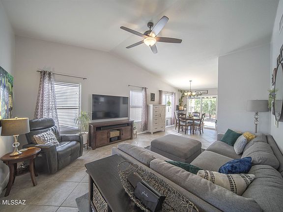 3rd image of 2921 W Country Hill Dr