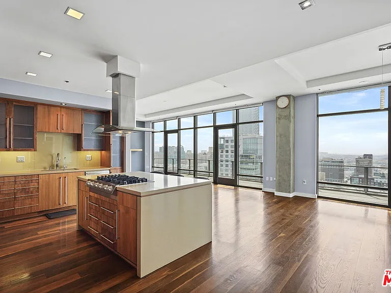 1100 Hope St #Penthouse 205 — Photo 2