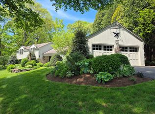 2 Ridgewood Dr, Danbury, CT 06811