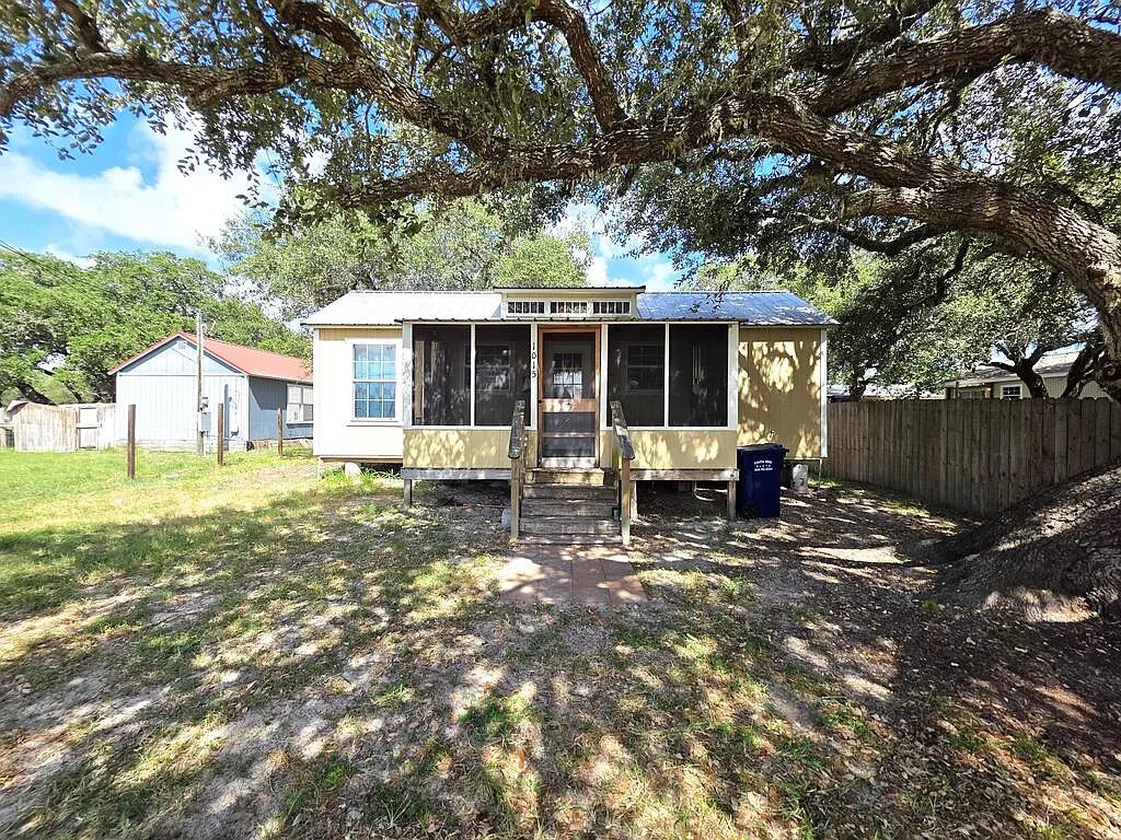 1 bed, 1.0 bath, 384 sqft, $1,050 — Photo 1