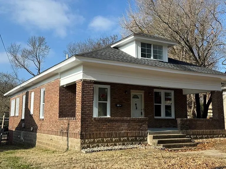 1523 Canton St — Photo 1