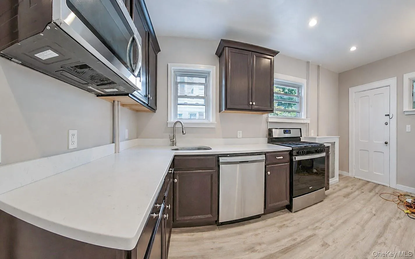 2 bed, 1.0 bath, 1037 sqft, $2,900 — Photo 3
