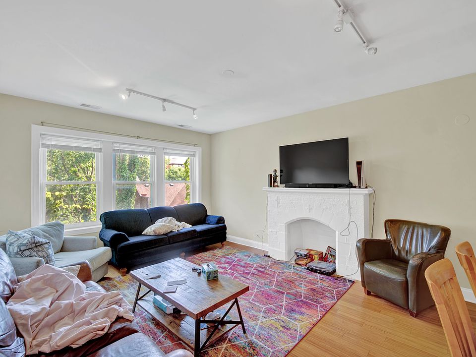 1st image of 654 W Wellington Ave #3