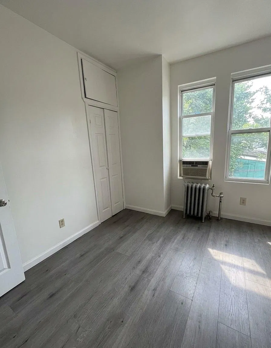 3 bed, 1.0 bath, 2488 sqft, $3,200 — Photo 4