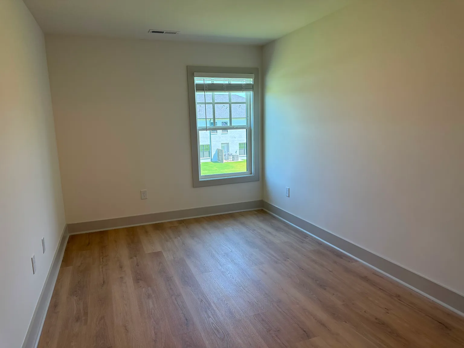 3 bed, 2.5 bath, 1629 sqft, $2,045 — Photo 3