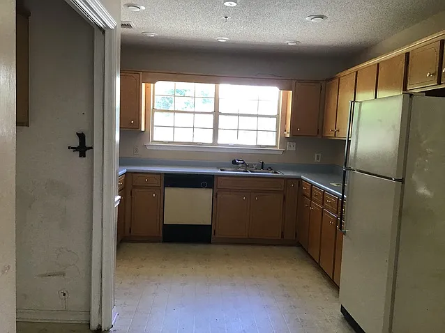 907 Canyon Ct — Photo 4
