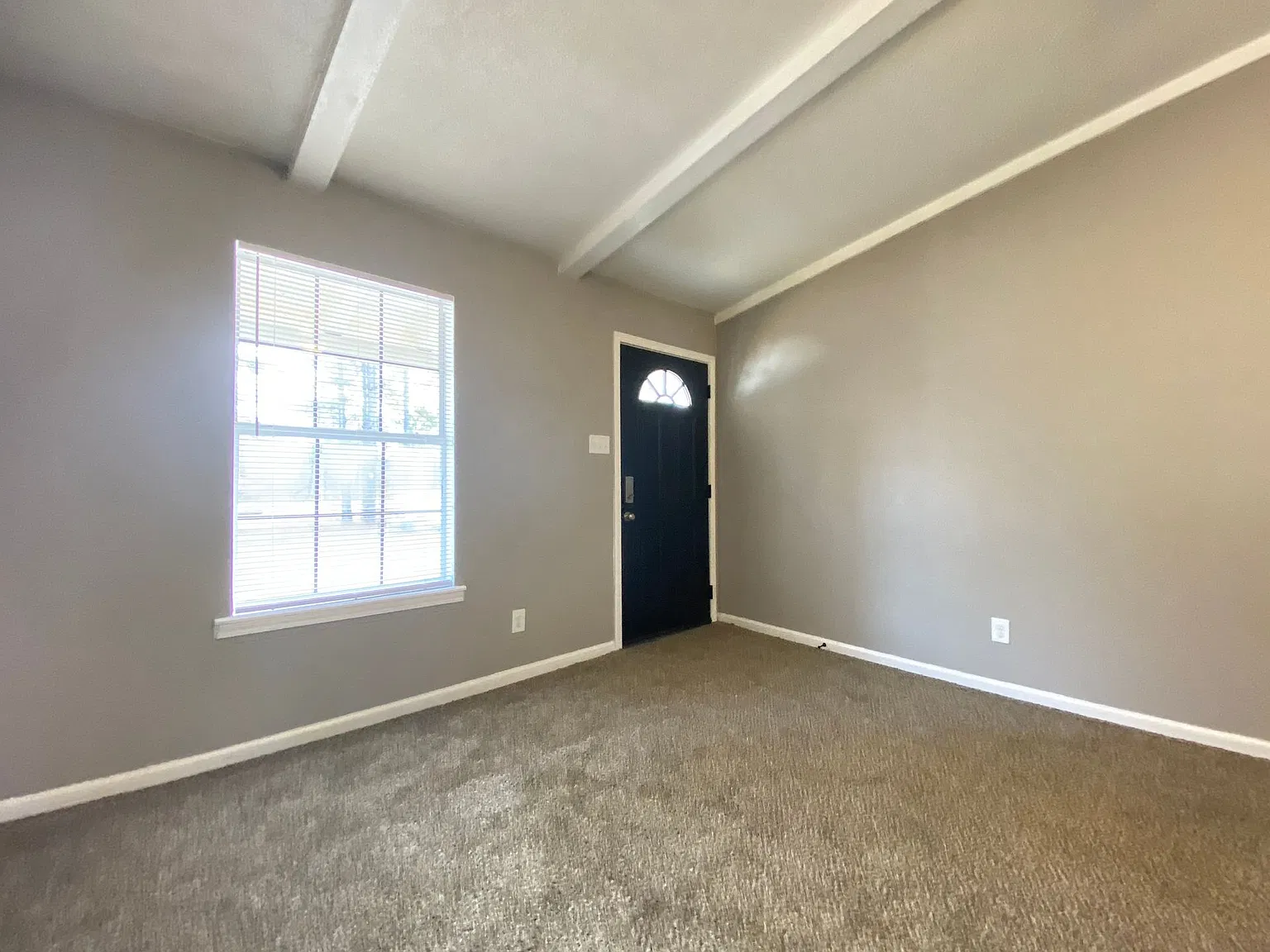 2212 Loop Acres Dr — Photo 4