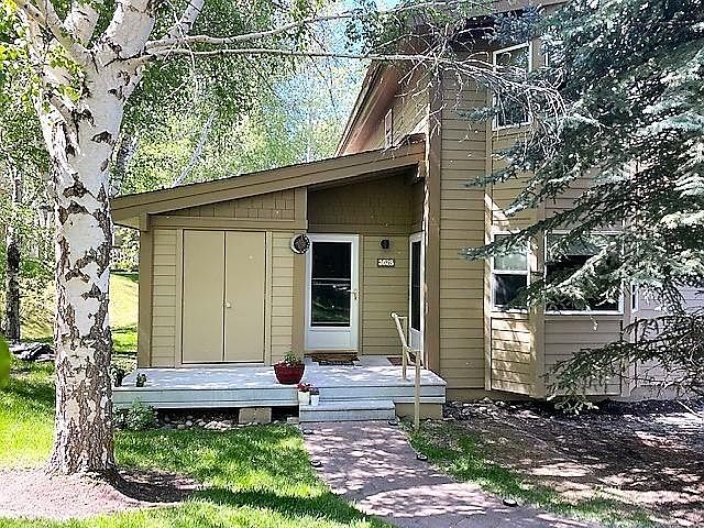 Front Porch with Ski or Bike Storage.
Parking right in front of door.