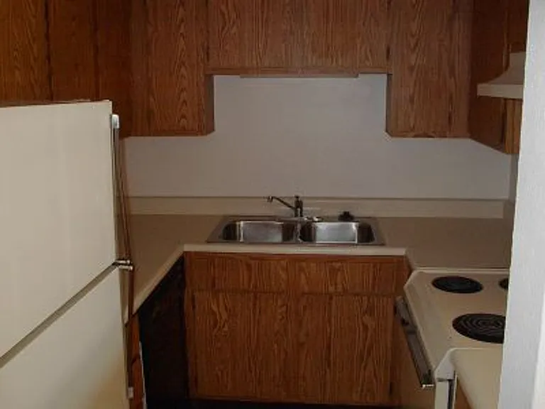 2752-2758 Scarlet Oak — Photo 3