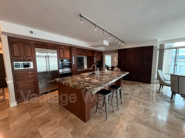 1152 Sunset Dr Unit 1702, Kelowna, BC V1Y 9R7
