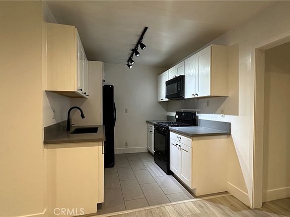 4th image of 14222 Calvert St APT 3