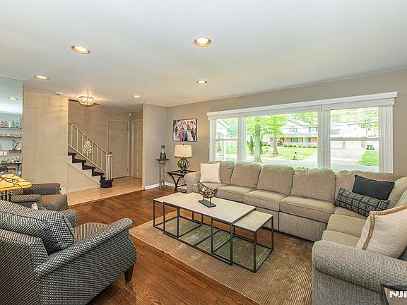 4th image of 102 Robertson Dr