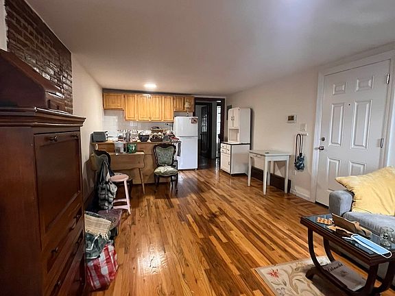 4th image of 194 Clermont Ave