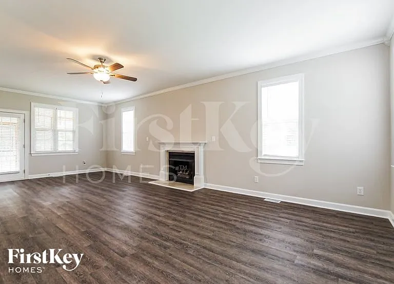 414 Winfred Dr — Photo 3