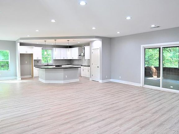 4th image of 4035 Sussex Pl NE