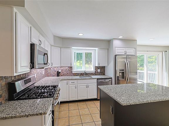 4th image of 10 Elizabeth Avenue