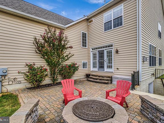 3rd image of 301 E Wainscot Dr