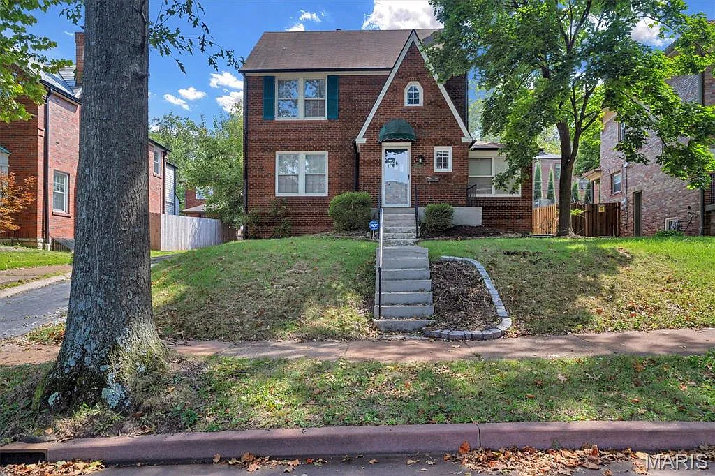 3 bed, 1.5 bath, 1428 sqft, $1,995 — Photo 1