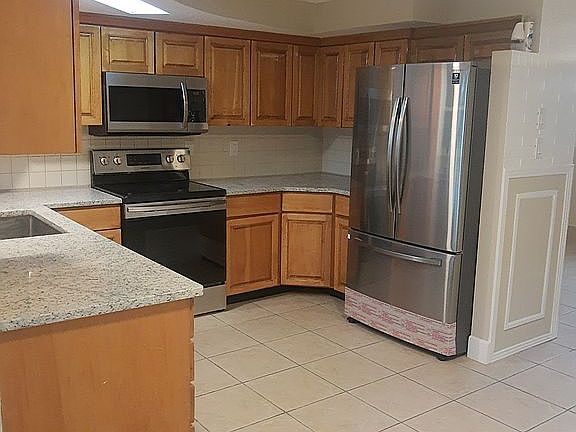 3rd image of 4327 Belleville Ave
