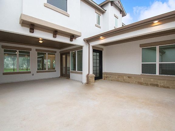 Central courtyard is perfect for outdoor dining