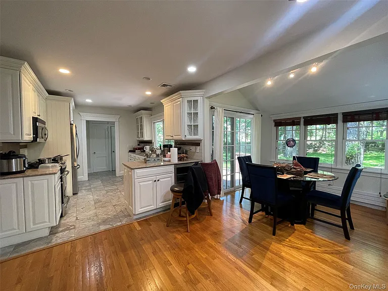 38 Gedney Park Dr — Photo 8