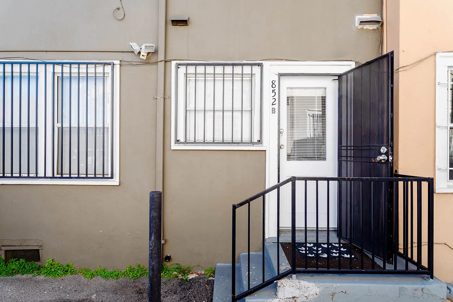 850 N Virgil Ave — Photo 2