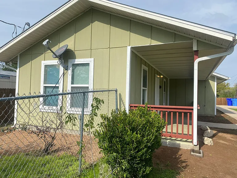 601 N Bastrop St — Photo 16