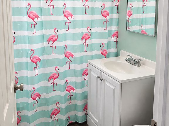 4th image of 712 W Beach Ave #2