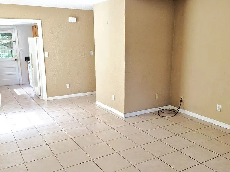 11515 Valencia Dr #B — Photo 4