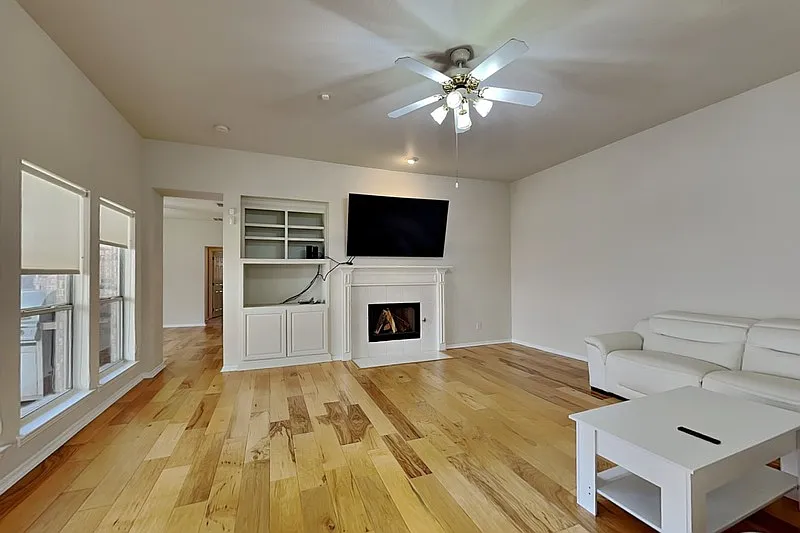 3 bed, 2.0 bath, 1901 sqft, $2,695 — Photo 3