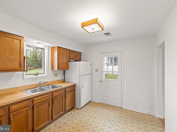 5th image of 363 Crim Dr