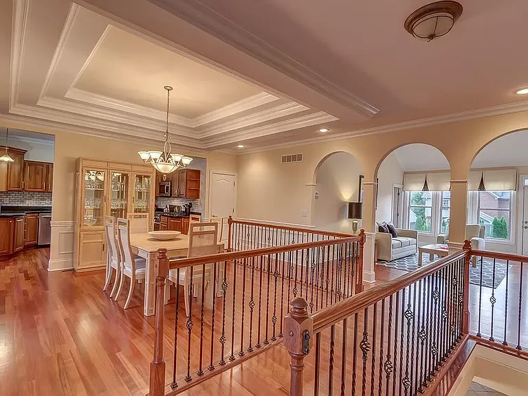 909 Village Green Ave — Photo 4