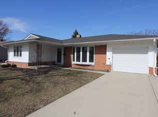 388 Maple Ln, Elk Grove Village, IL 60007