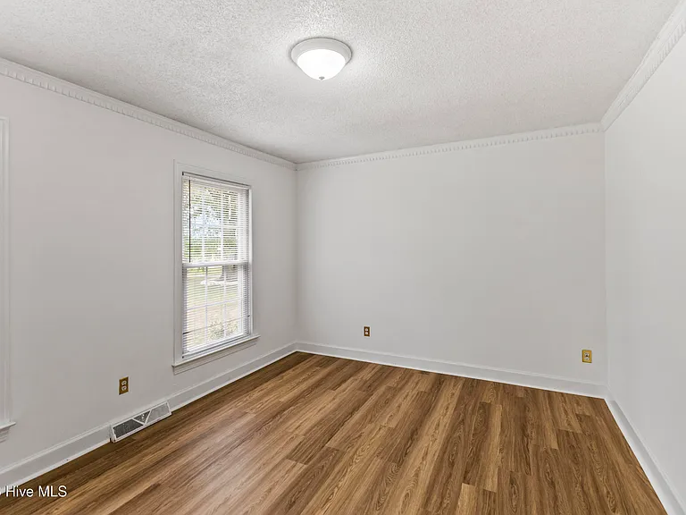 Leon Dr — Photo 20