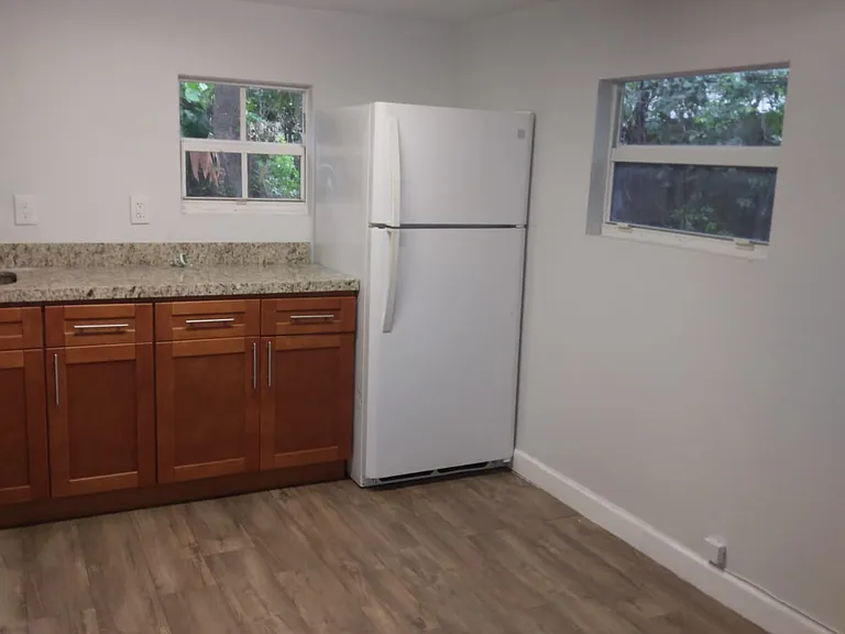210 SW 7th St — Photo 12