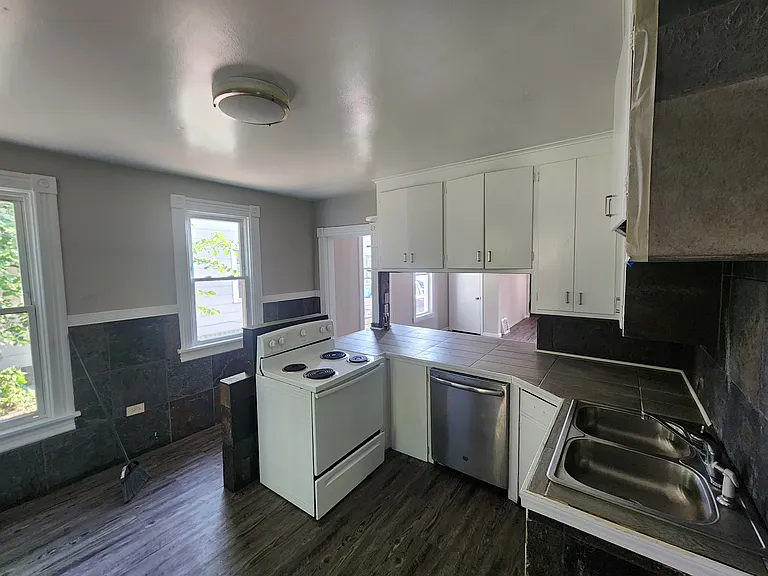 1913 University Ave NE — Photo 39