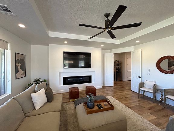 3rd image of 1402 W Shinnecock Cir