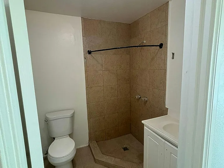 1498 E 6th St #7 — Photo 8