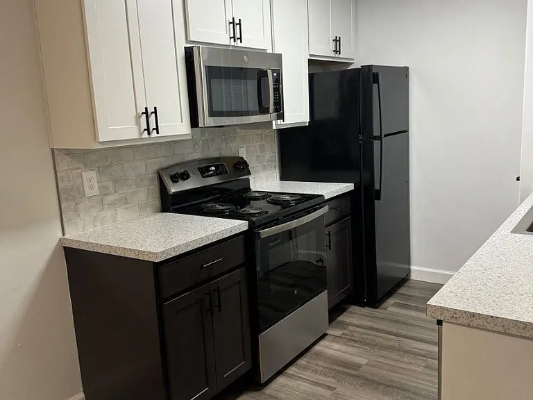 Hilltop Apartments — Photo 11