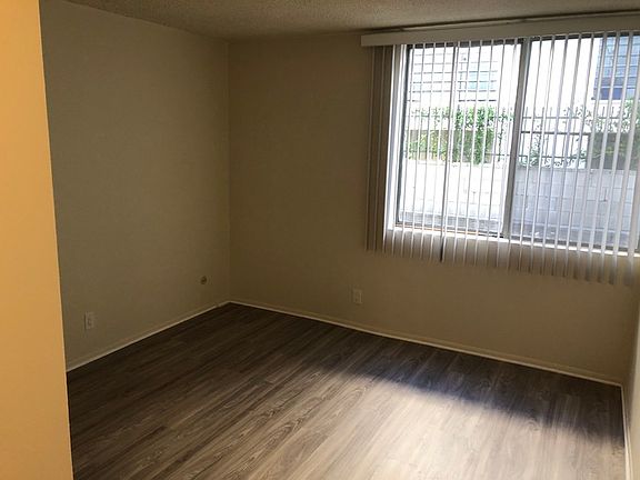 5th image of 11139 Acama St #105