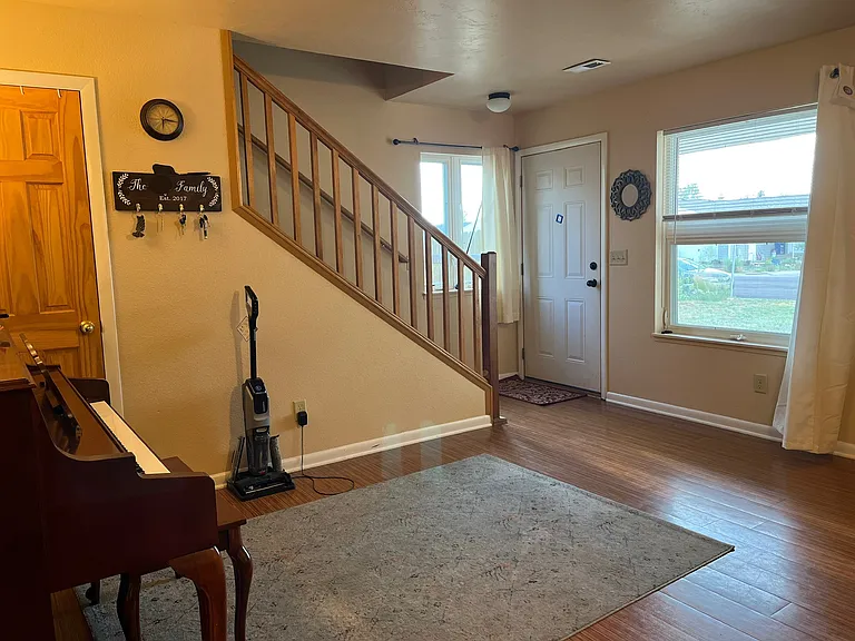 1118 Boswell Dr — Photo 2