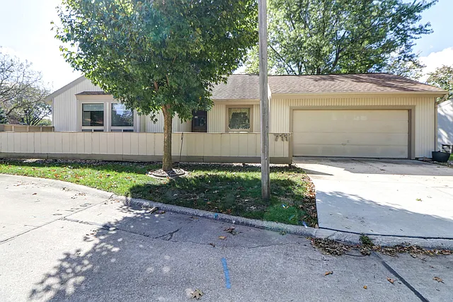 711 Phoenix Dr photo 1